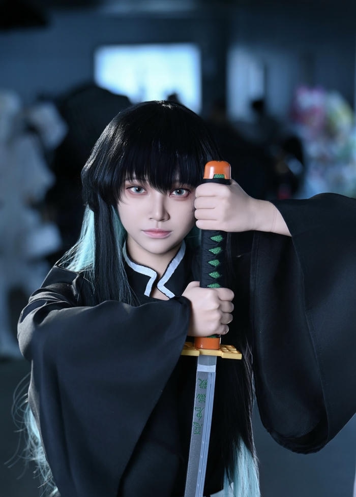 Ảnh muichiro cosplay thể hiện hình ảnh mờ nhạt trong cảm xúc