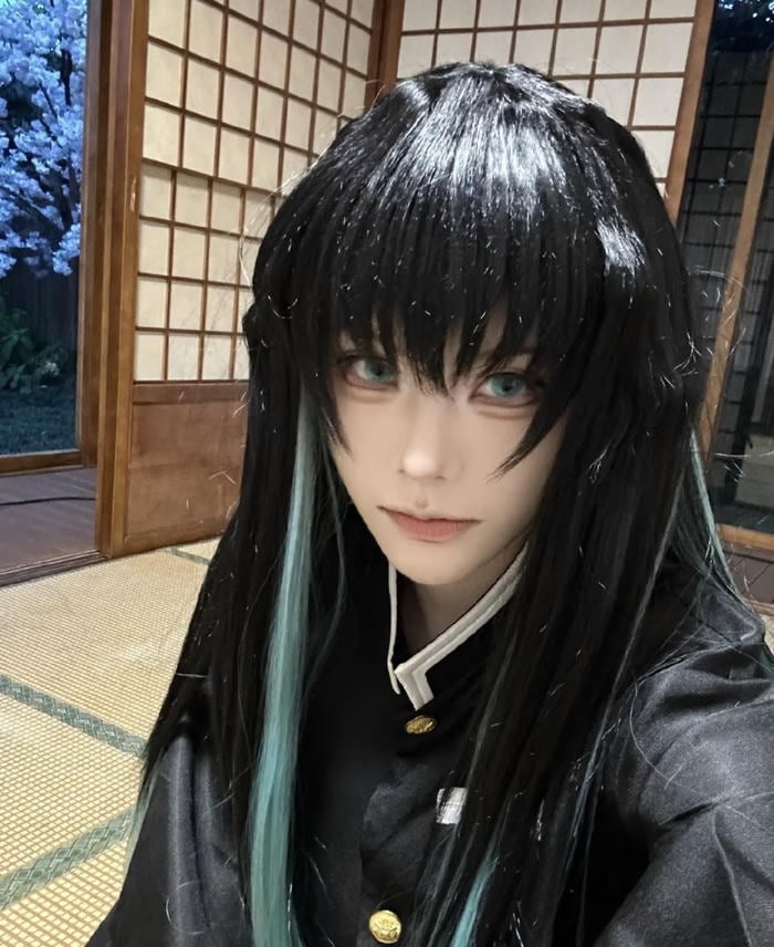 Ảnh muichiro cosplay thể hiện hình ảnh mỏng manh và tĩnh lặng