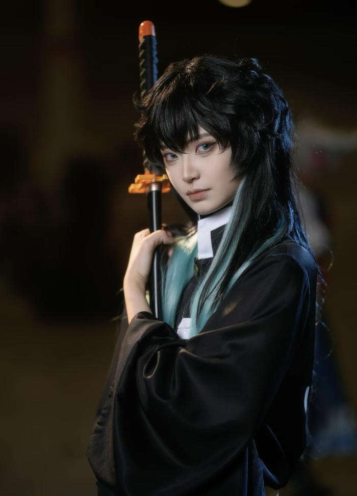 Ảnh muichiro cosplay thể hiện hình tượng điềm tĩnh và xa cách