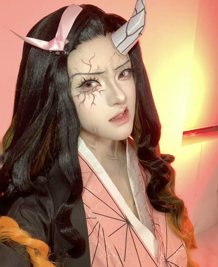 Ảnh nezuko cosplay thể hiện hình tượng dịu dàng xen lẫn mạnh mẽ