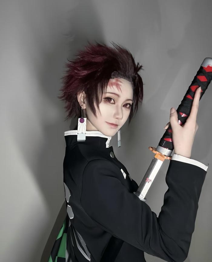 Ảnh tanjiro cosplay cho thấy quyết tâm bảo vệ người thân