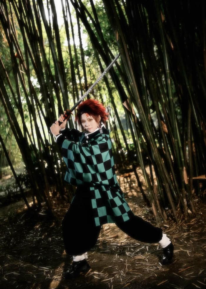 Ảnh tanjiro cosplay gợi hình ảnh chiến binh chính nghĩa