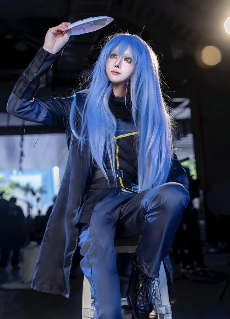 Bức Rimuru cosplay với ánh mắt suy nghĩ