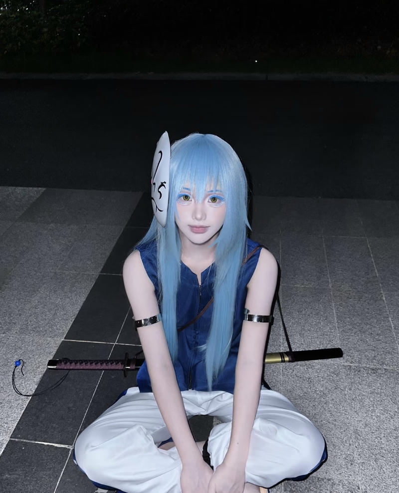 Bức Rimuru cosplay với ánh mắt tươi sáng