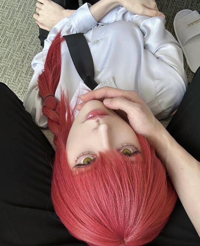 Bức ảnh makima cosplay gợi cảm giác căng thẳng