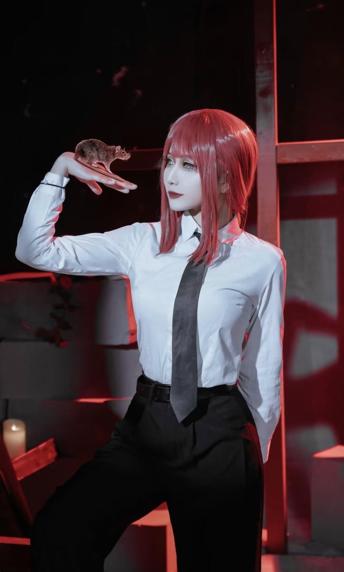 Bức ảnh makima cosplay thể hiện tính cách lạnh lùng
