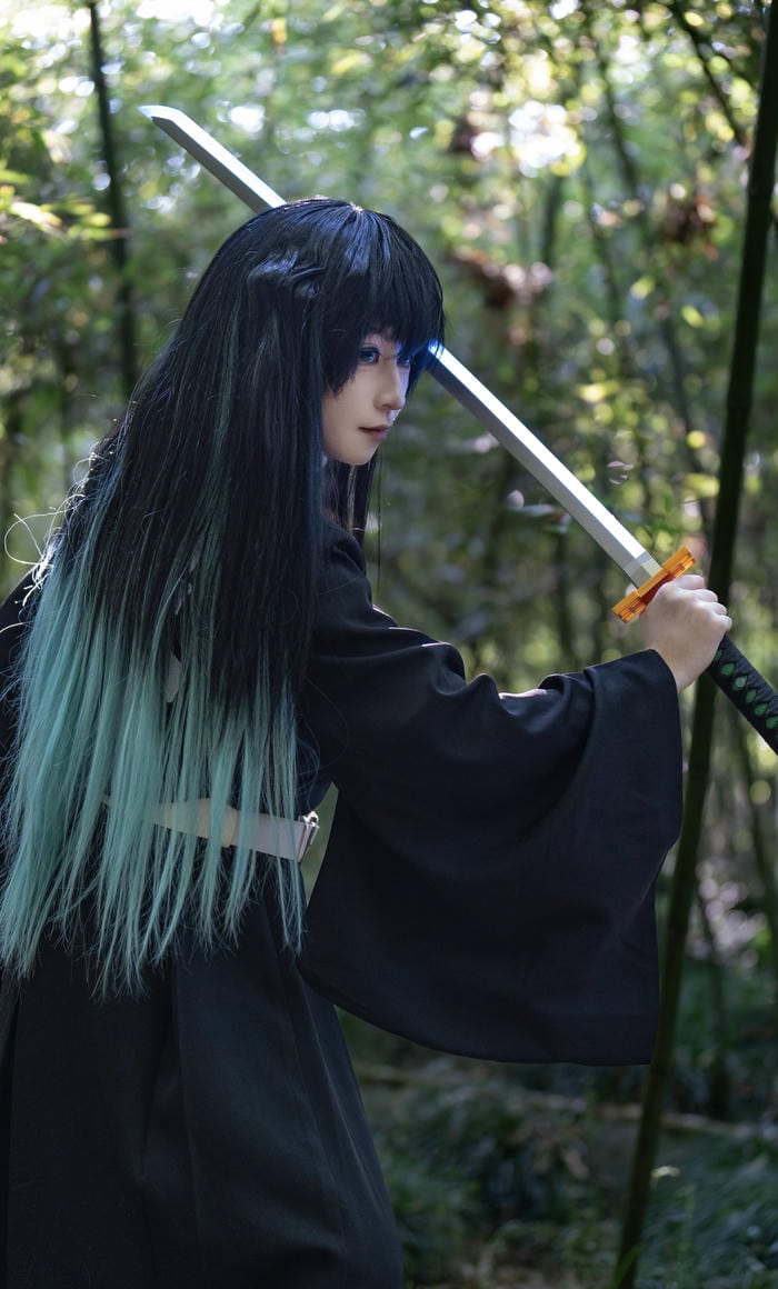Bức ảnh muichiro cosplay cho thấy chiều sâu suy tư