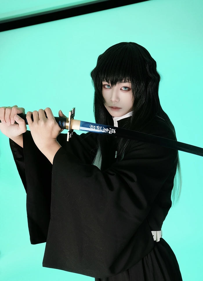 Bức ảnh muichiro cosplay gợi cảm giác trầm mặc kéo dài