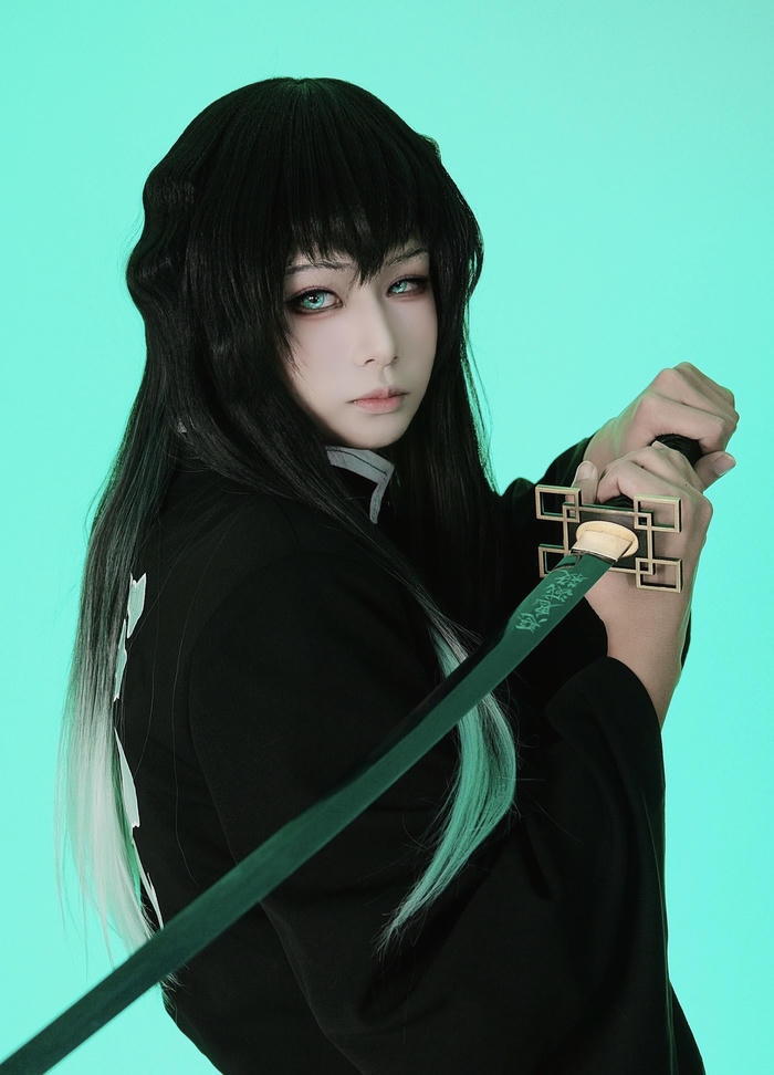Bức ảnh muichiro cosplay thể hiện cảm giác yên tĩnh dài lâu