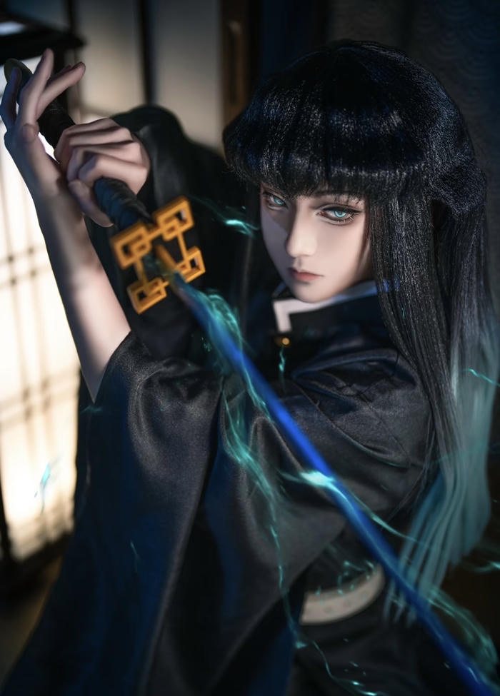 Bức ảnh muichiro cosplay thể hiện trạng thái yên lặng kéo dài