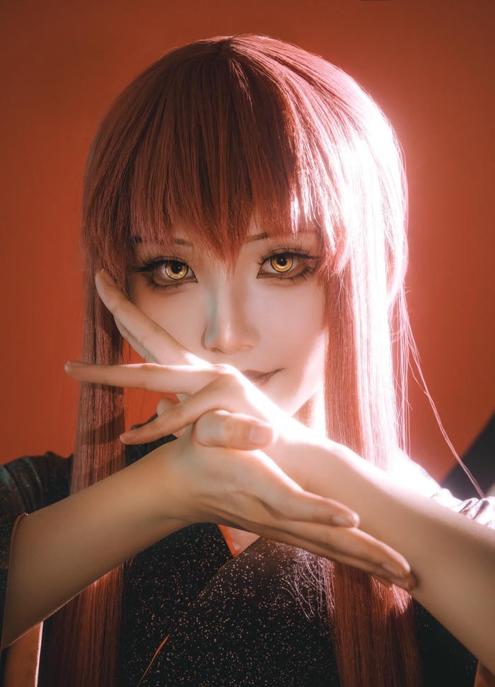 Bức hình makima cosplay thể hiện hình tượng thống lĩnh