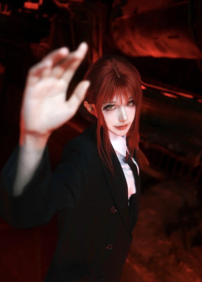 Bức hình makima cosplay thể hiện sự chi phối