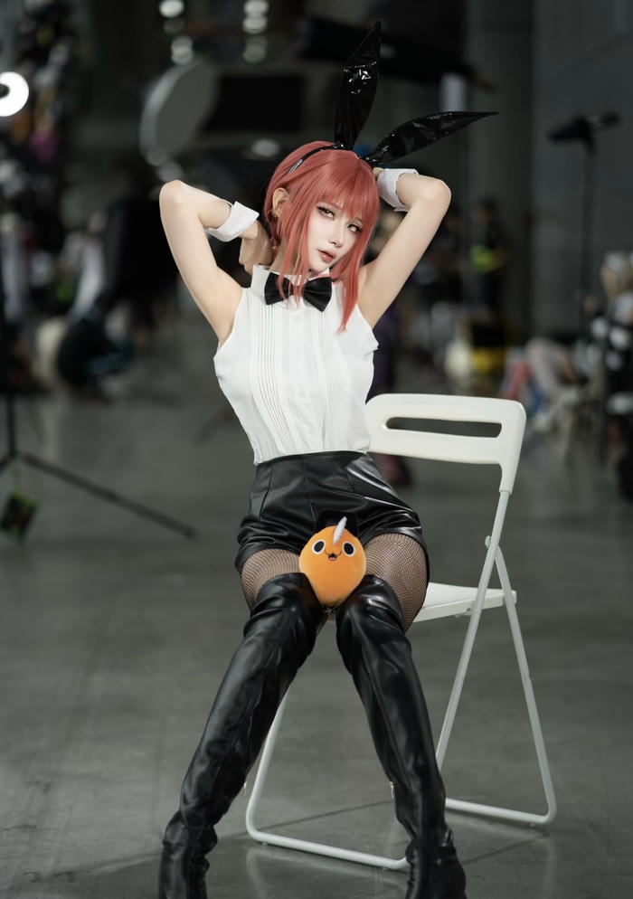 Bức hình makima cosplay thể hiện sự thống trị