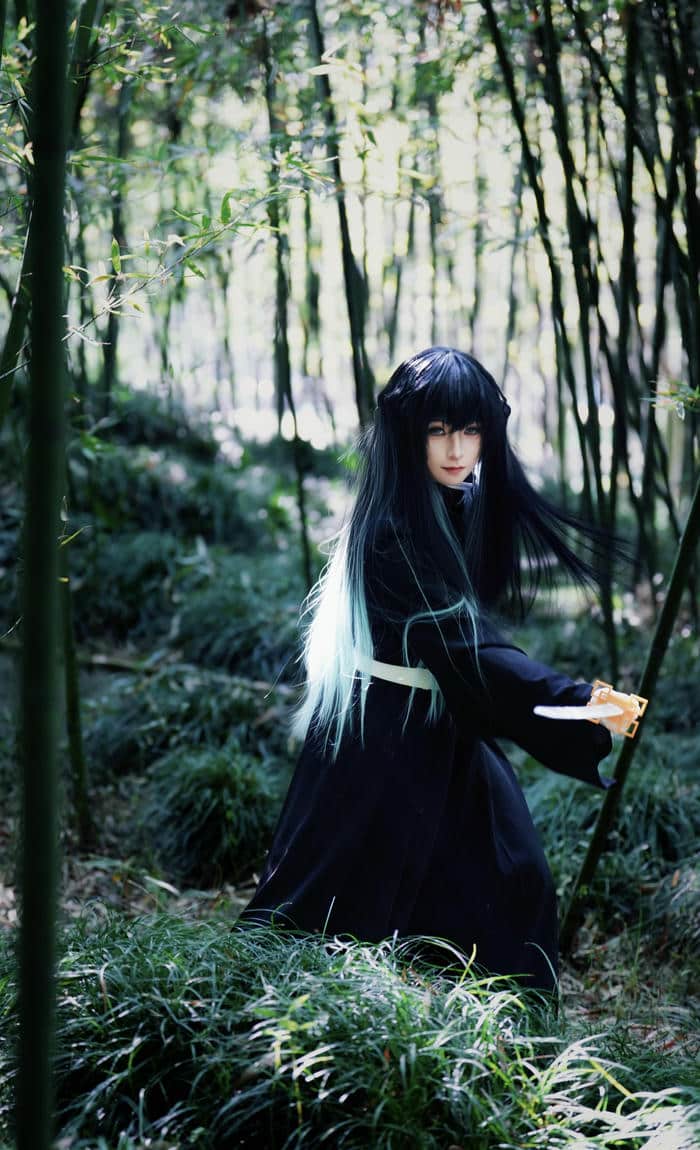 Bức hình muichiro cosplay cho thấy trạng thái trầm ổn