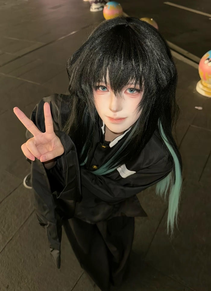 Bức hình muichiro cosplay thể hiện hình tượng tĩnh tại