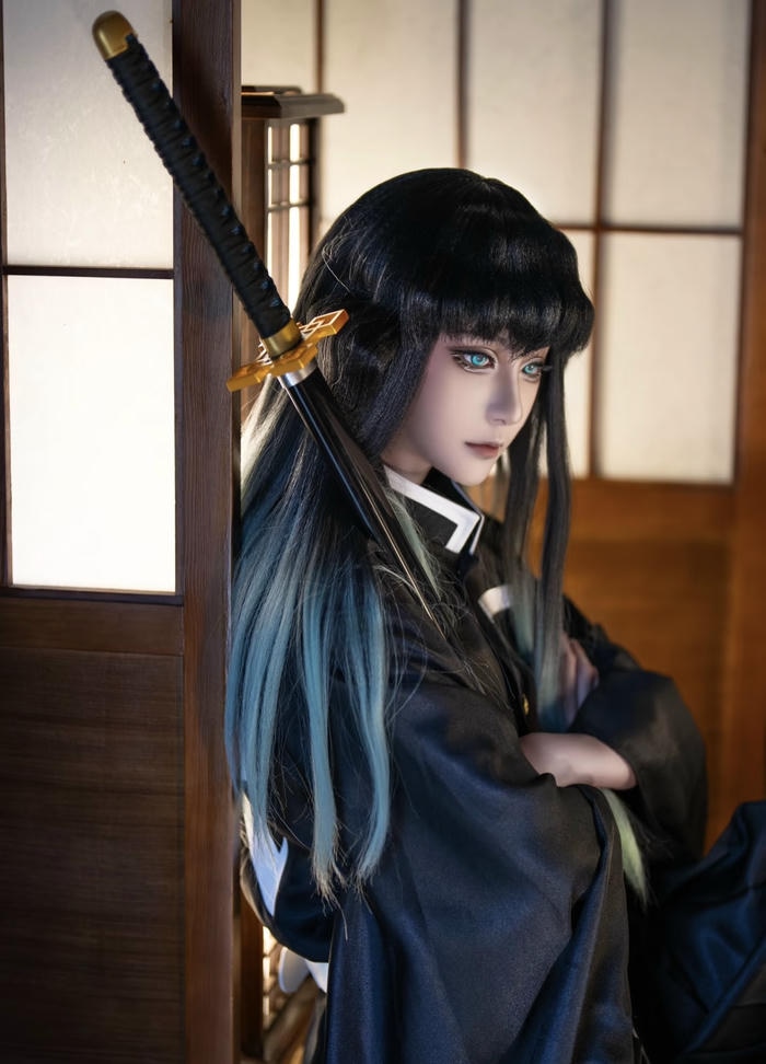 Bức hình muichiro cosplay thể hiện vẻ ngoài bình thản