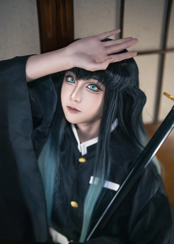 Bức hình muichiro cosplay thể hiện vẻ ngoài xa cách