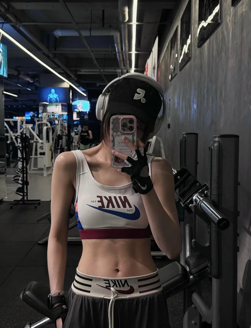 Cô gái luyện tập gym với phong cách năng động