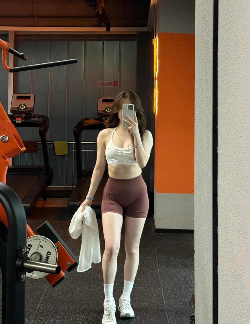 Concept fitness với ánh sáng làm nổi bật cơ thể