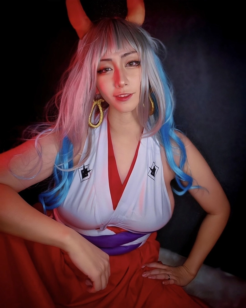 Cosplay Yamato tạo dáng mạnh mẽ trước ánh đèn đêm