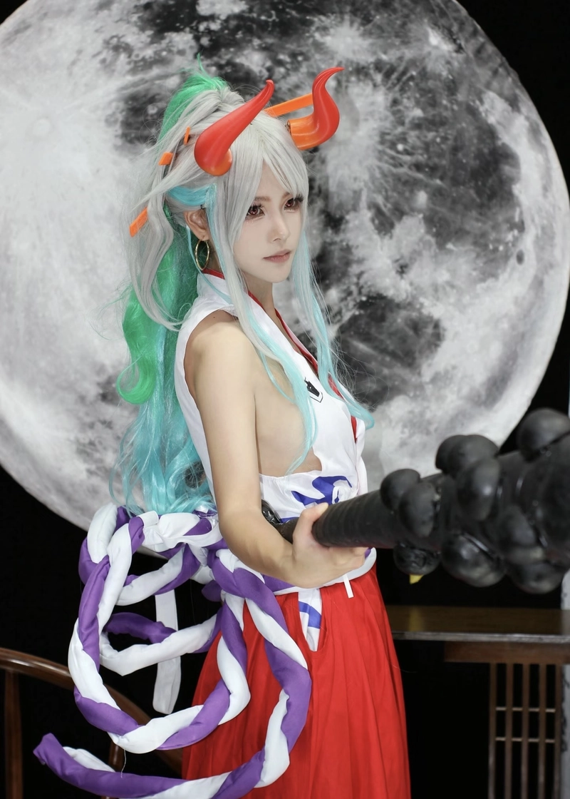Cosplay Yamato với biểu cảm sắc sảo đầy quyền lực