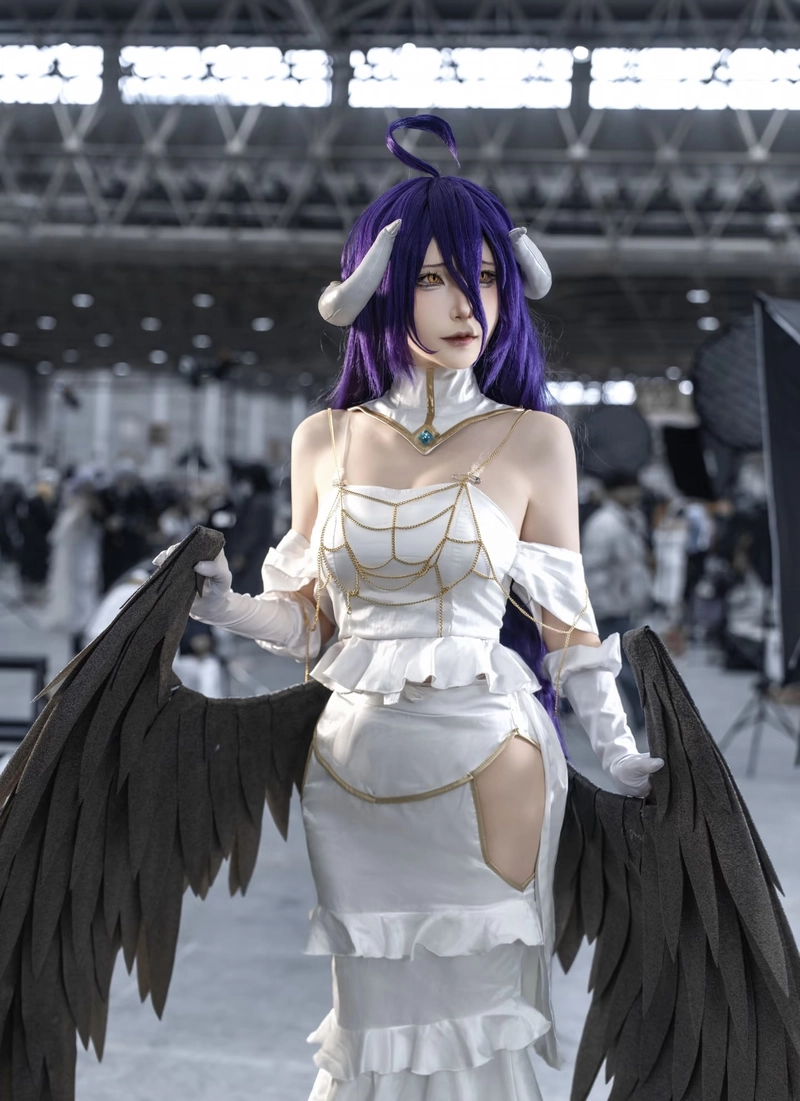 Cosplay albedo trong bộ váy trắng đen sang trọng