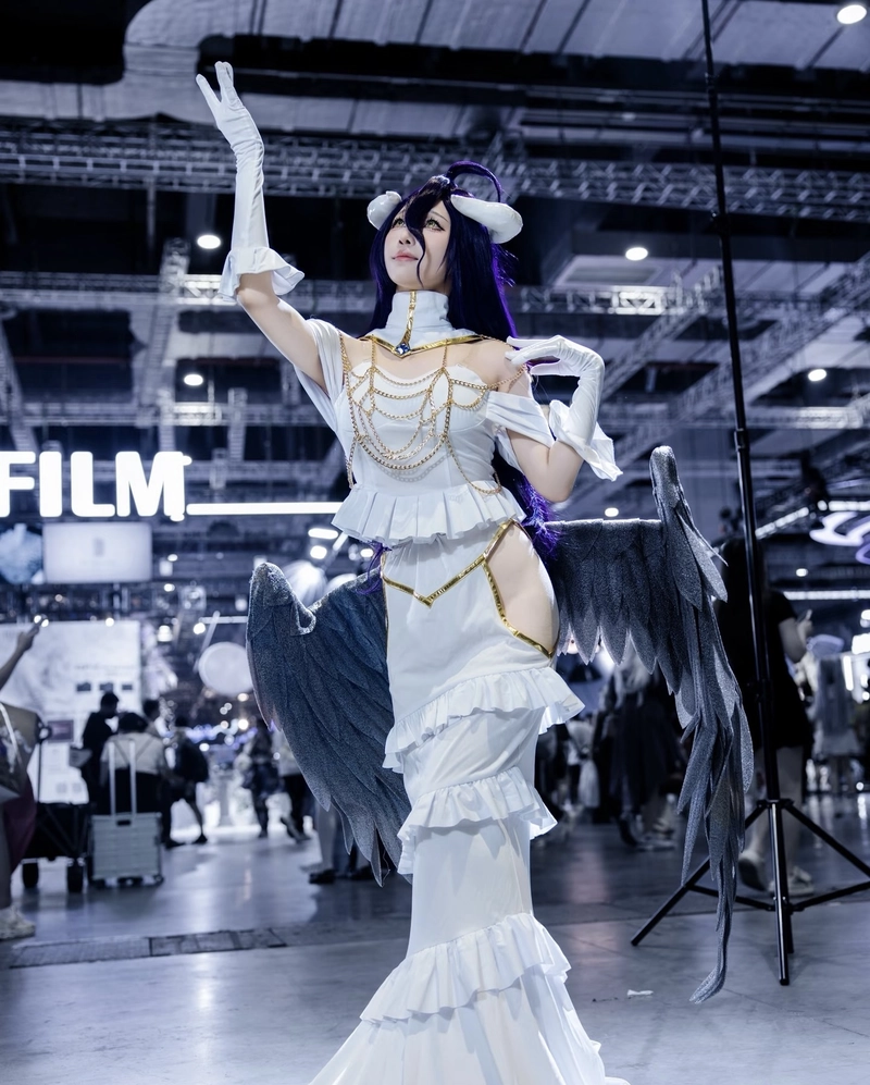Cosplay albedo với biểu cảm tinh tế thu hút