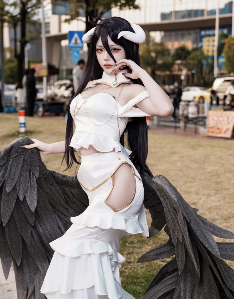 Cosplay albedo với tạo hình nhân vật sắc nét