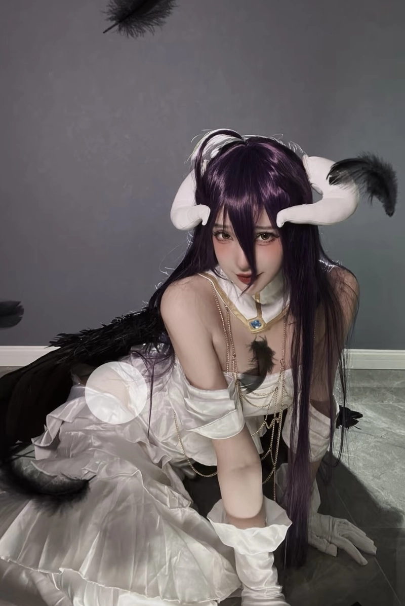 Cosplay albedo với trang phục chi tiết ấn tượng