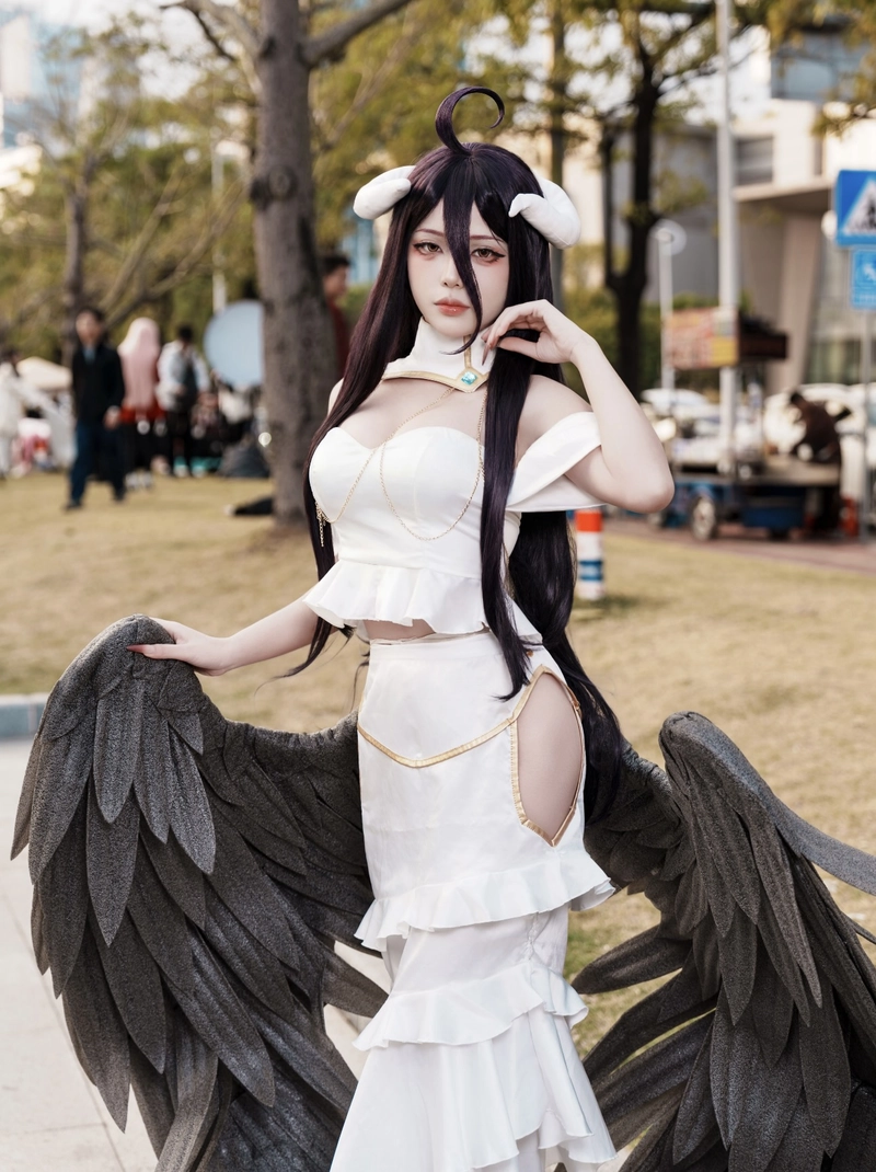 Cosplay albedo với trang phục trắng đen tinh tế