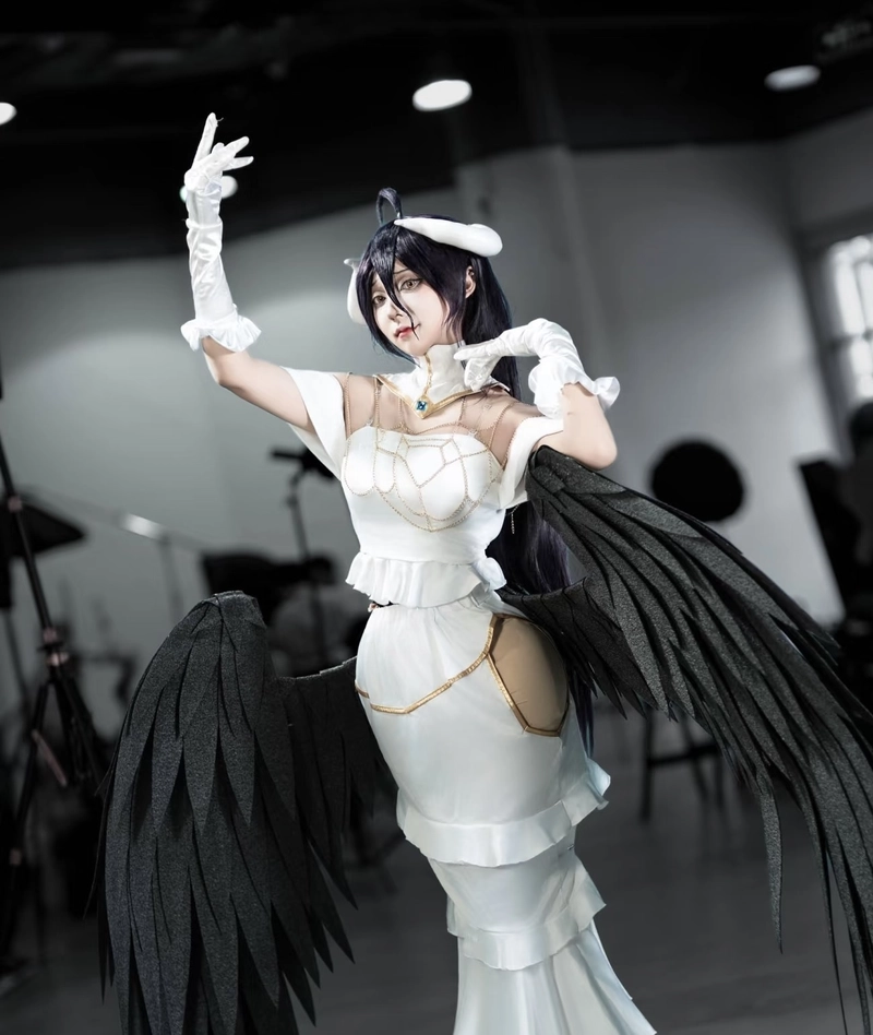 Cosplay albedo với vẻ đẹp lạnh lùng cuốn hút