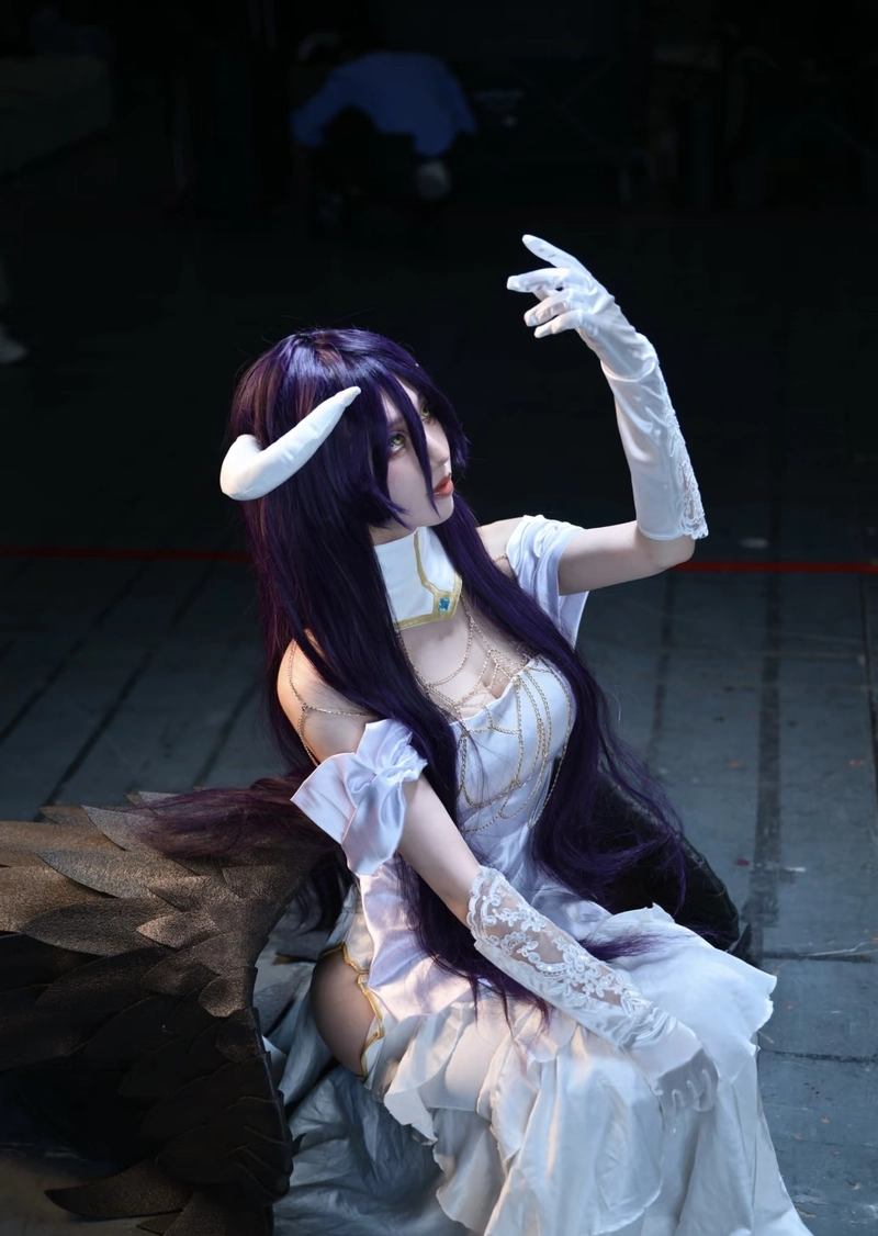 Cosplay albedo với vẻ ngoài bí ẩn nổi bật