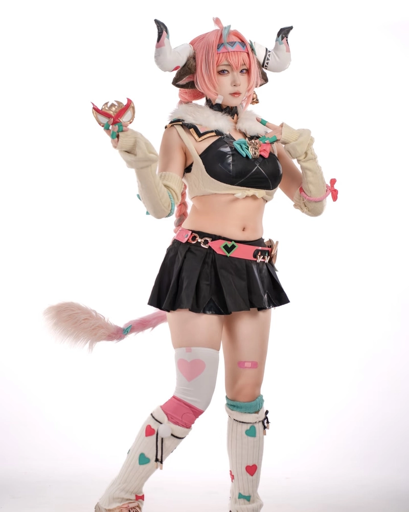 Cosplay bò sữa nữ phong cách cute thu hút ánh nhìn