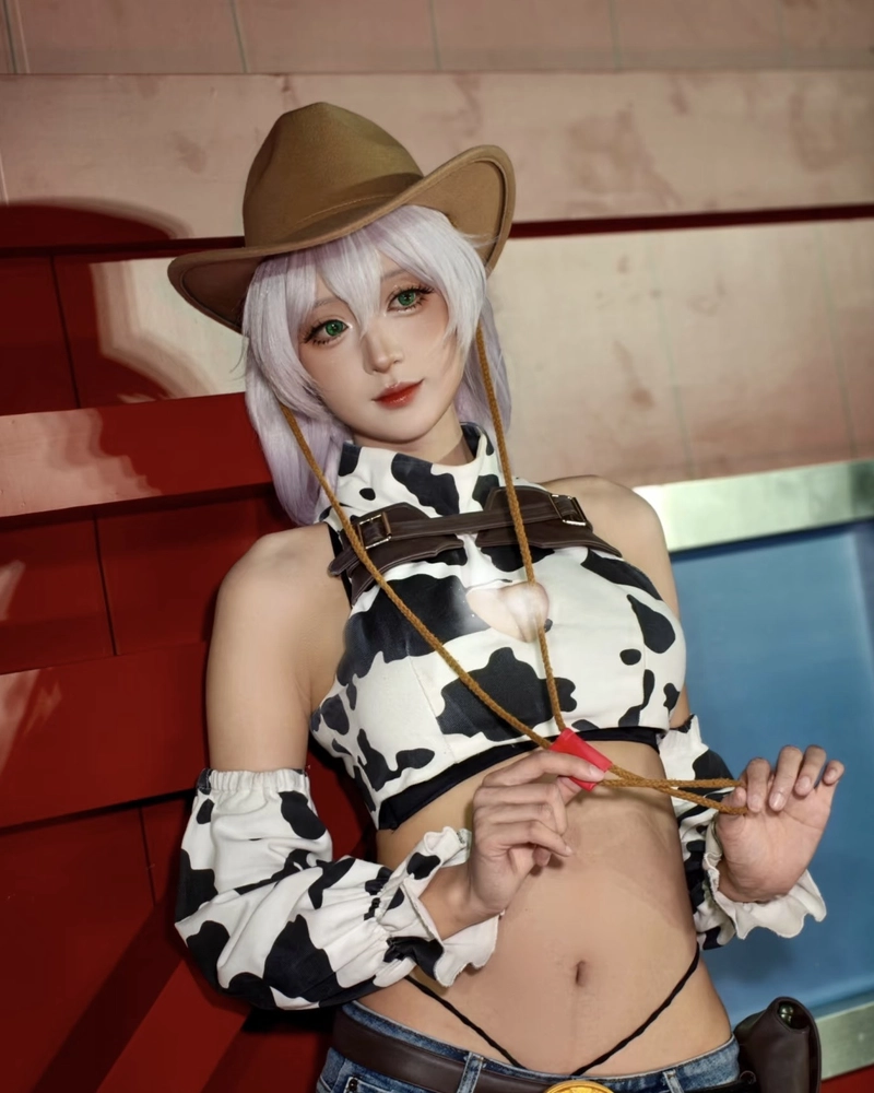 Cosplay bò sữa nữ tạo hình đốm đặc trưng rất nổi bật