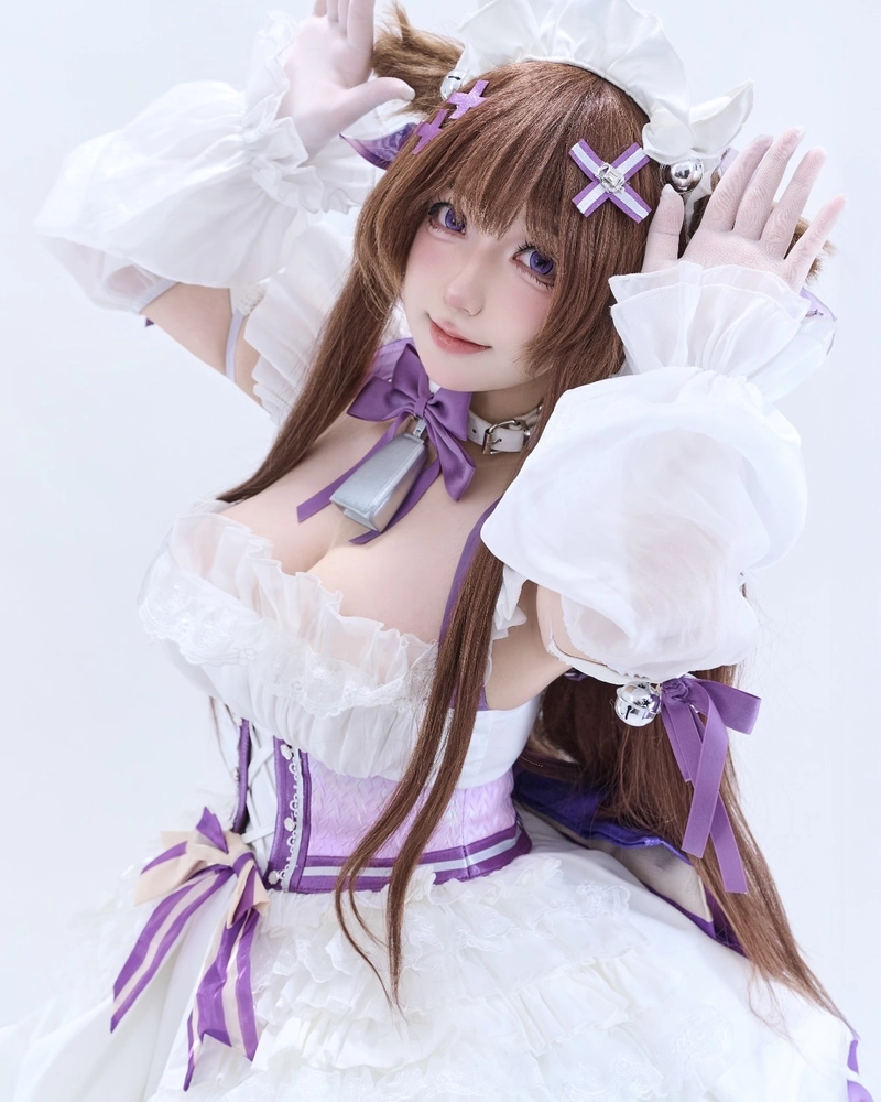 Cosplay bò sữa nữ tạo hình nổi bật biểu cảm vui tươi