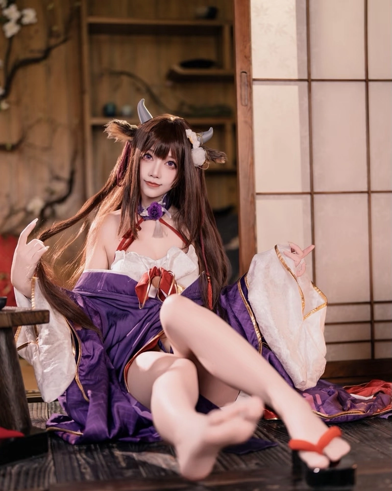 Cosplay bò sữa nữ xinh xắn ánh mắt long lanh cuốn hút