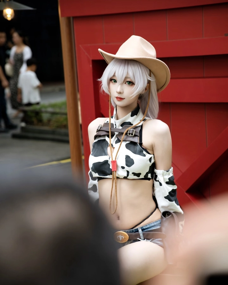 Cosplay bò sữa xinh xắn mang hơi hướng trẻ trung năng động