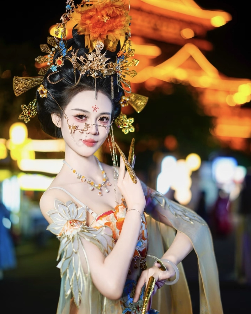 Cosplay cổ trang nữ xinh đẹp với thần thái nhẹ nhàng