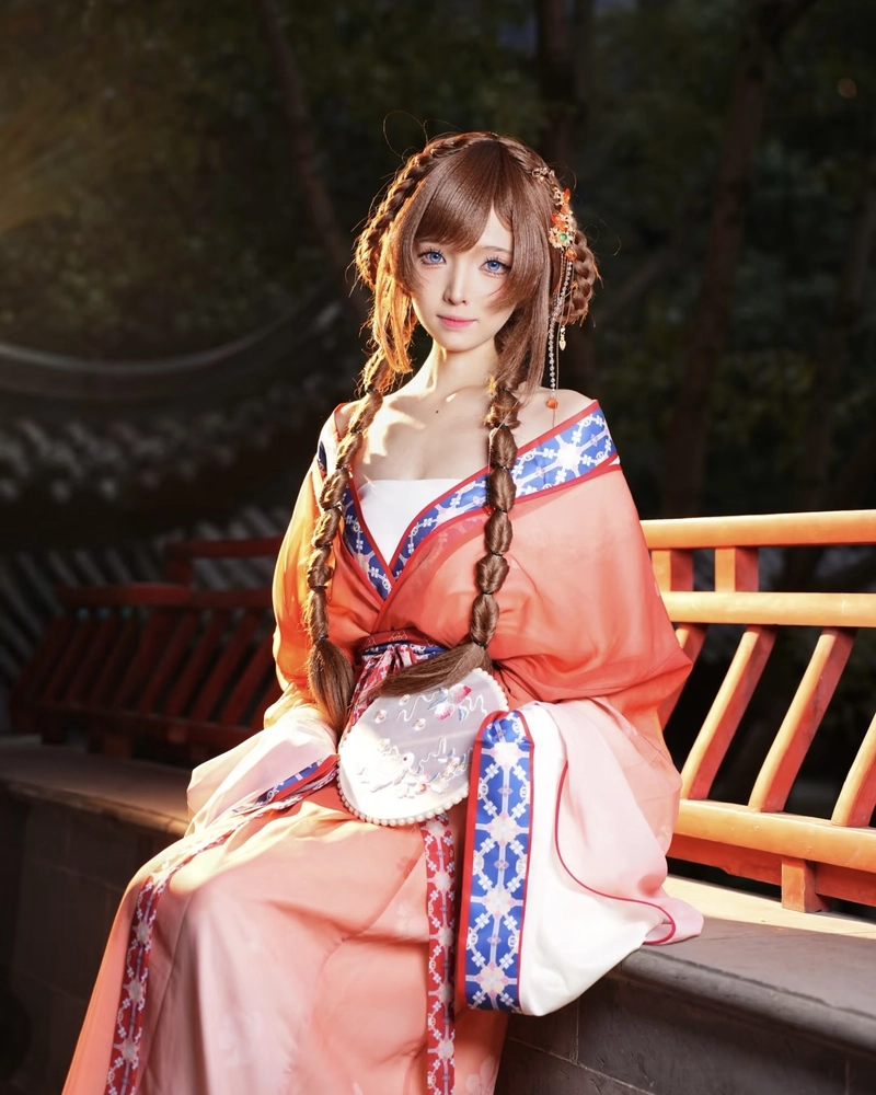 Cosplay cổ trang xinh đẹp với ánh nhìn nhẹ nhàng sâu lắng