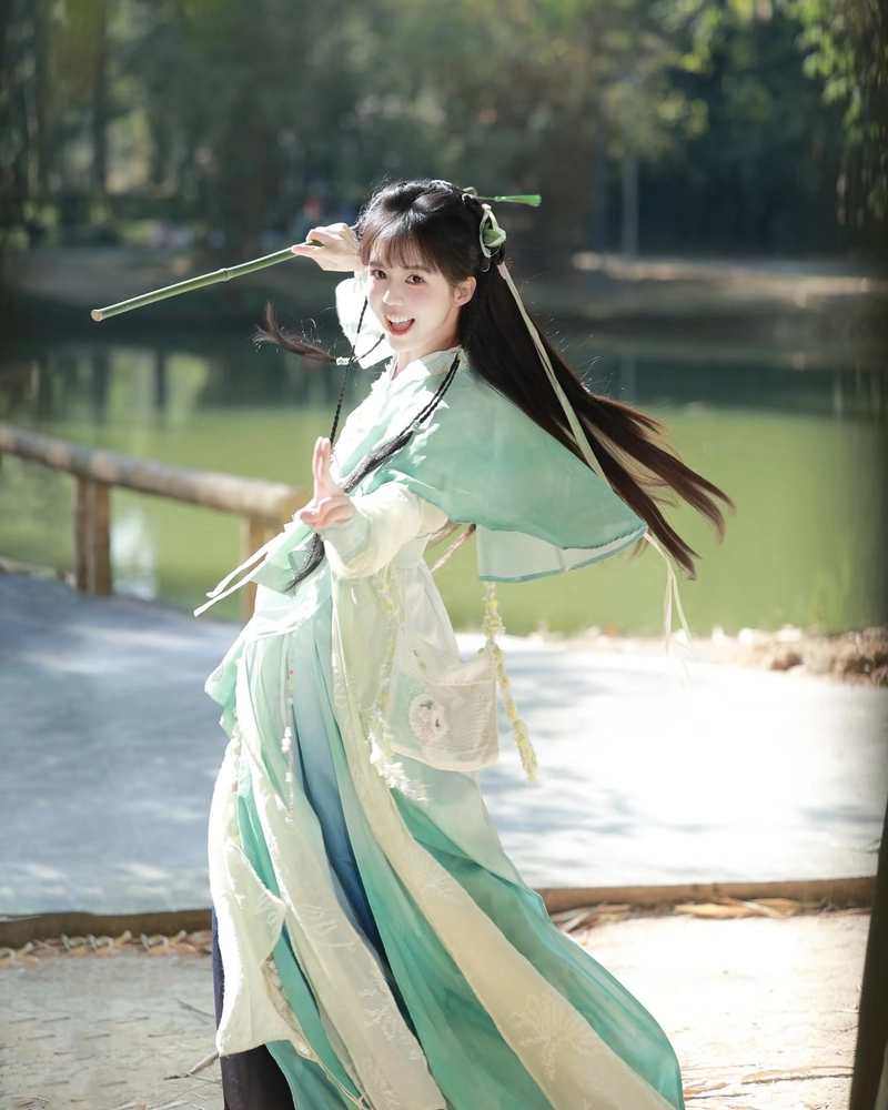 Cosplay cổ trang xinh xắn với nụ cười dịu dàng cuốn hút