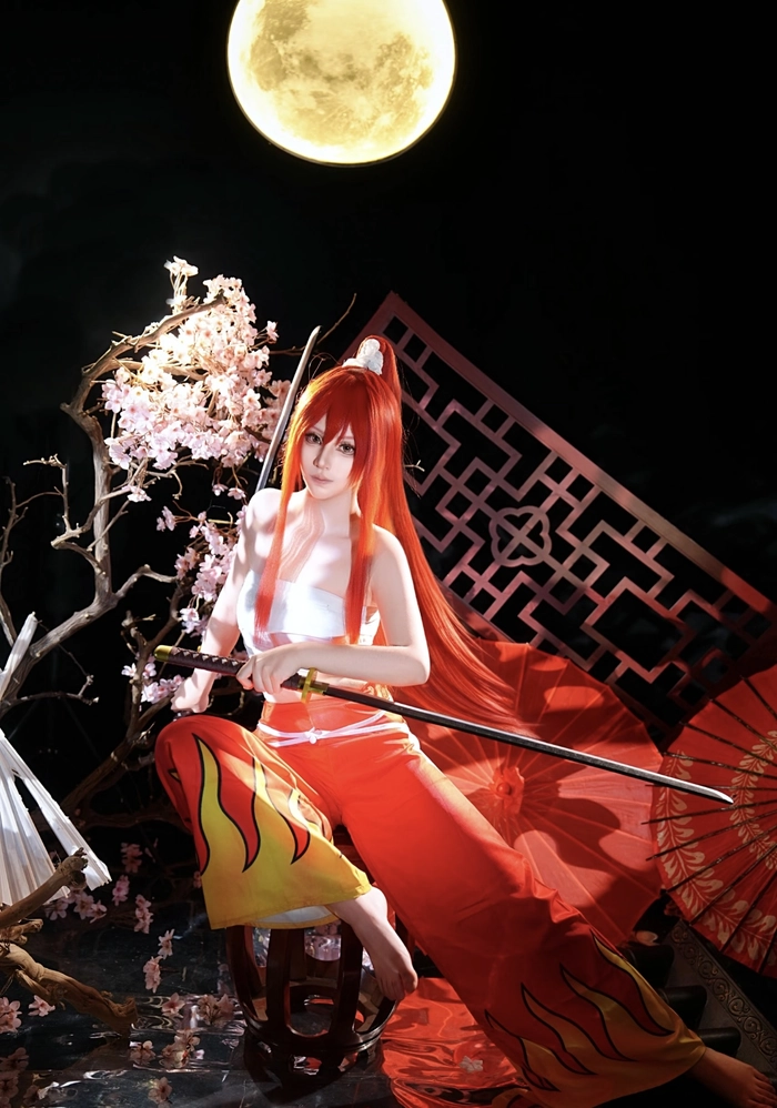 Cosplay erza đứng thẳng tạo dáng cơ bản