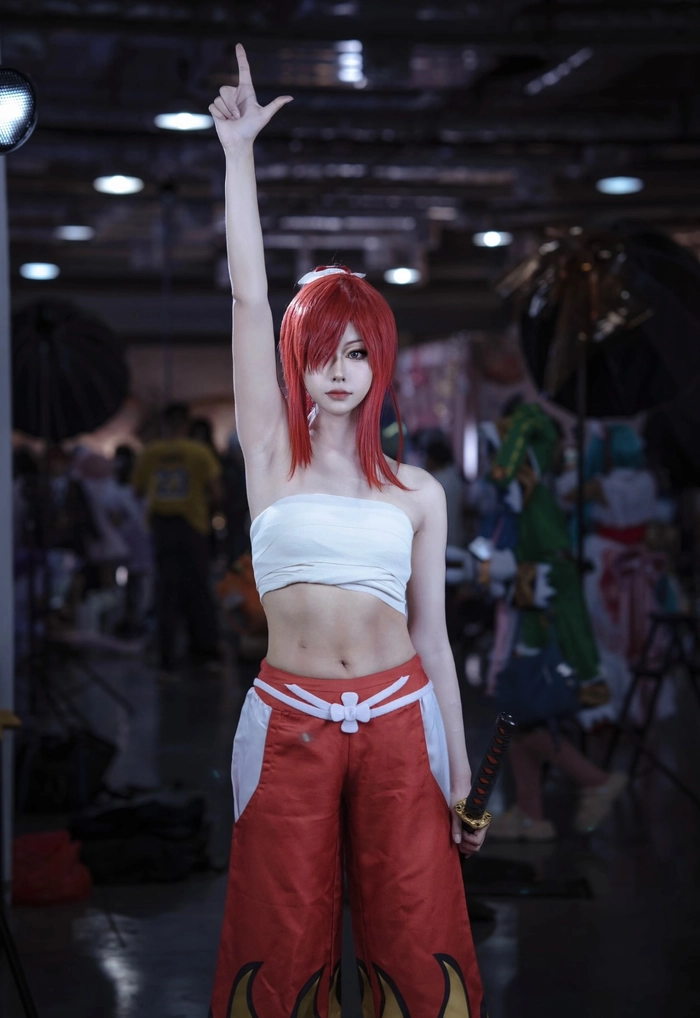 Cosplay erza đứng yên tạo dáng đơn giản