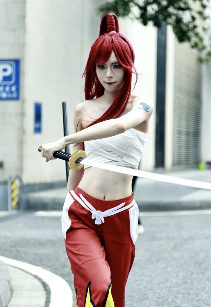 Cosplay erza tạo dáng chiến đấu cơ bản