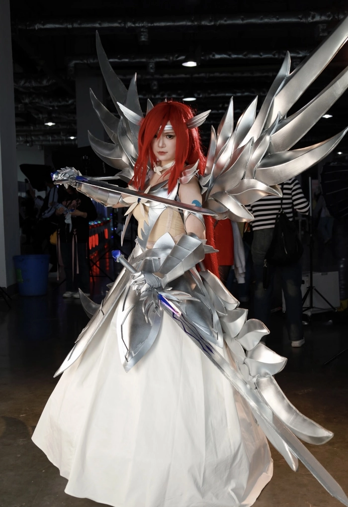 Cosplay erza tạo dáng đơn giản phong cách chiến binh