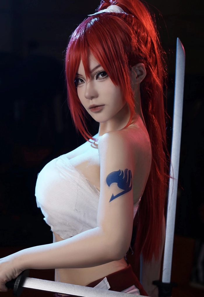 Cosplay erza với biểu cảm bình thường