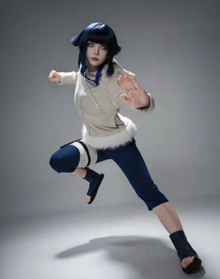 Cosplay hinata tạo dáng nhẹ không cầu kỳ