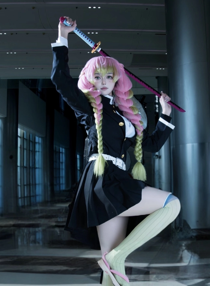 Cosplay kimetsu no yaiba đứng thẳng tạo dáng cơ bản