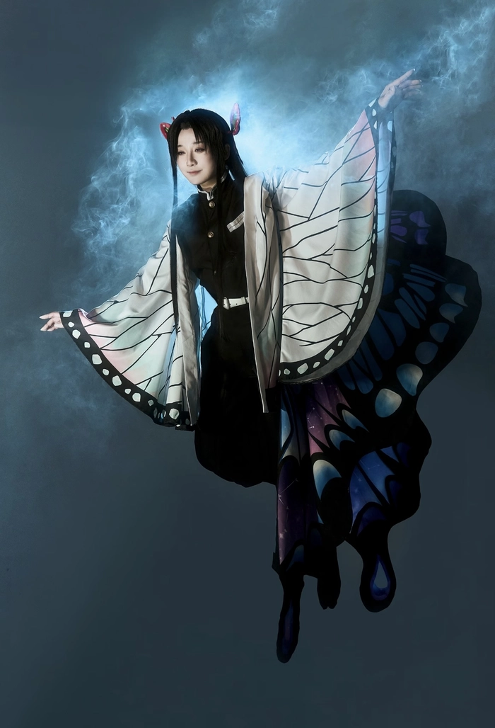 Cosplay kimetsu no yaiba đứng yên tạo dáng
