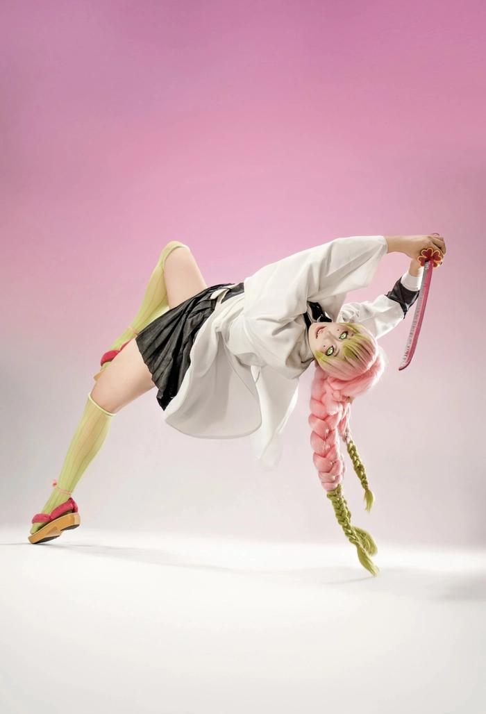 Cosplay kimetsu no yaiba tạo dáng chiến đấu cơ bản