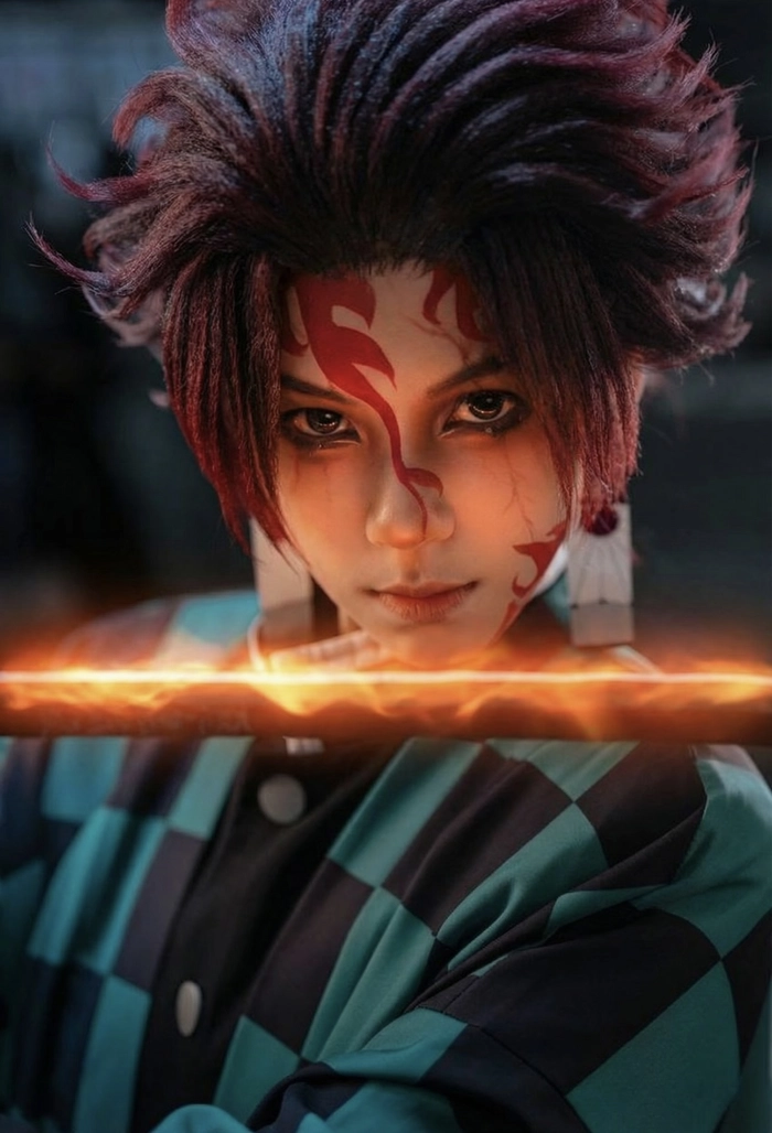 Cosplay kimetsu no yaiba tạo dáng nhẹ nhàng tự nhiên